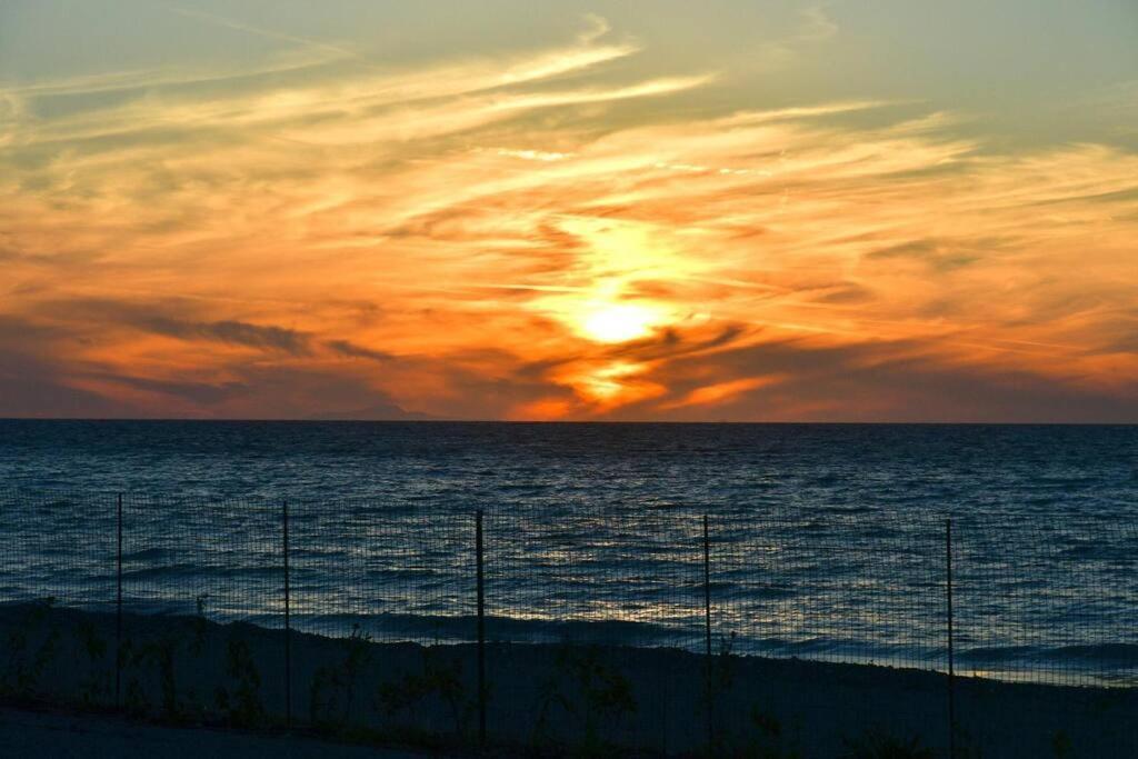 Lambou Beach Sunset Soroni エクステリア 写真