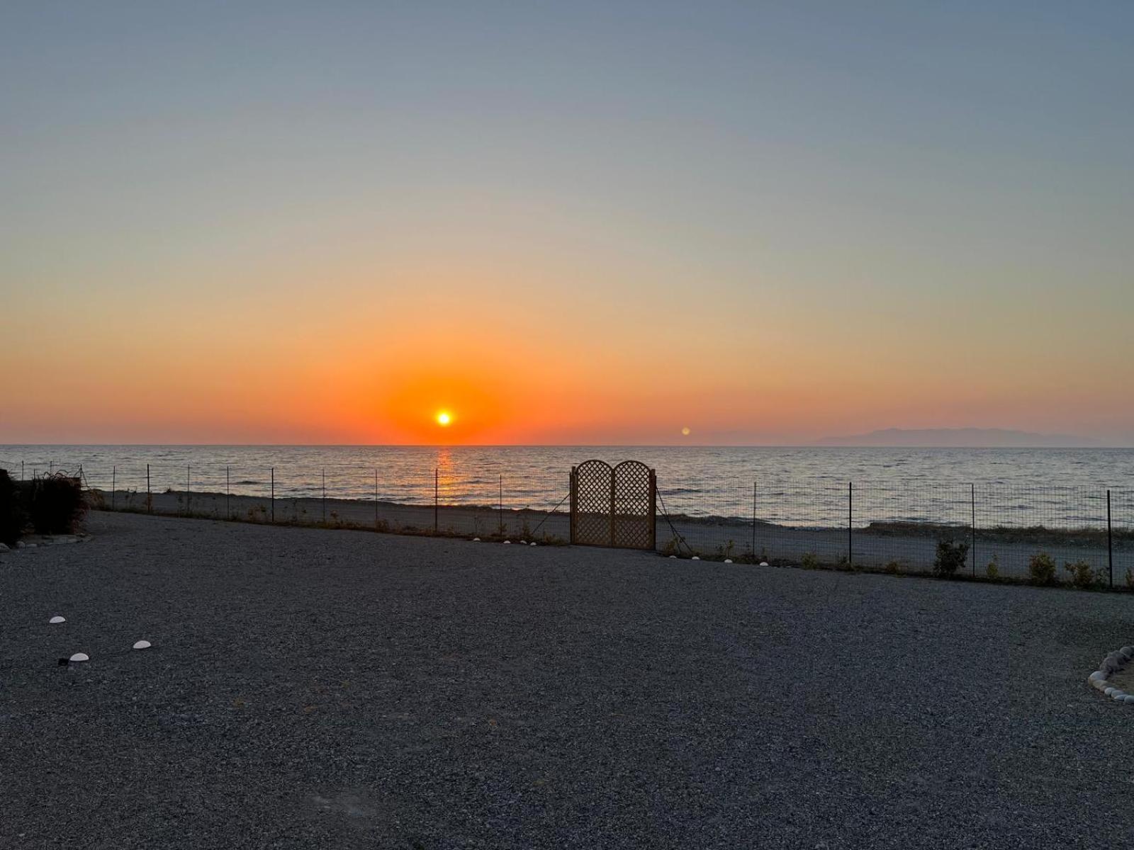 Lambou Beach Sunset Soroni エクステリア 写真